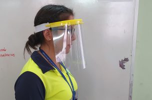 Jóvenes construyen escudos faciales para ayudar a equipos de salud con impresoras 3D