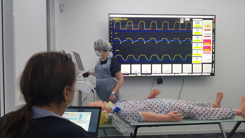 Universidad de Chile capacita a médicos en el uso de ventiladores mecánicos con tecnología aeronáutica