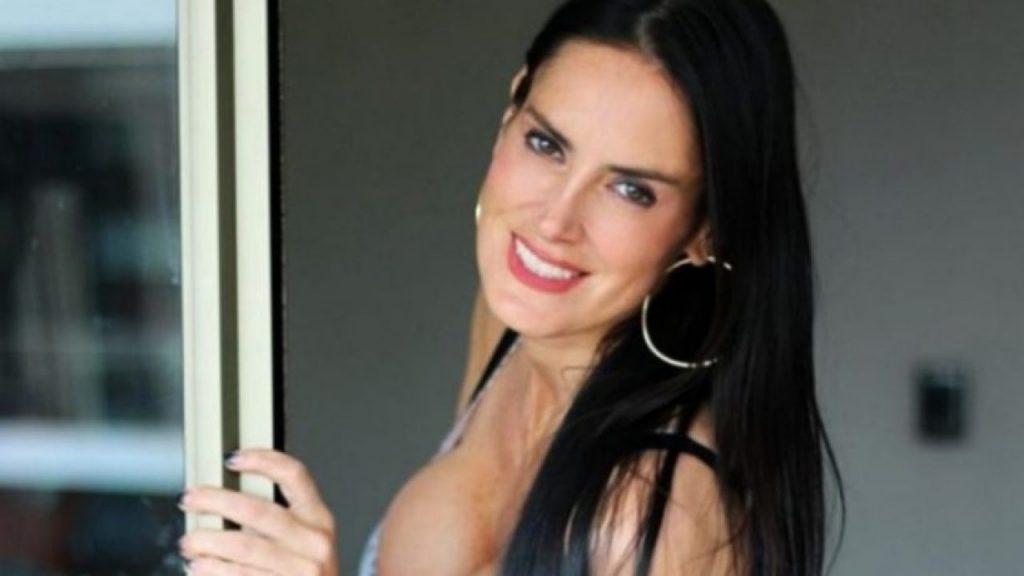 “Diosa”: Adriana Barrientos encantó las redes vestida de blanco y con especial mensaje a su familia