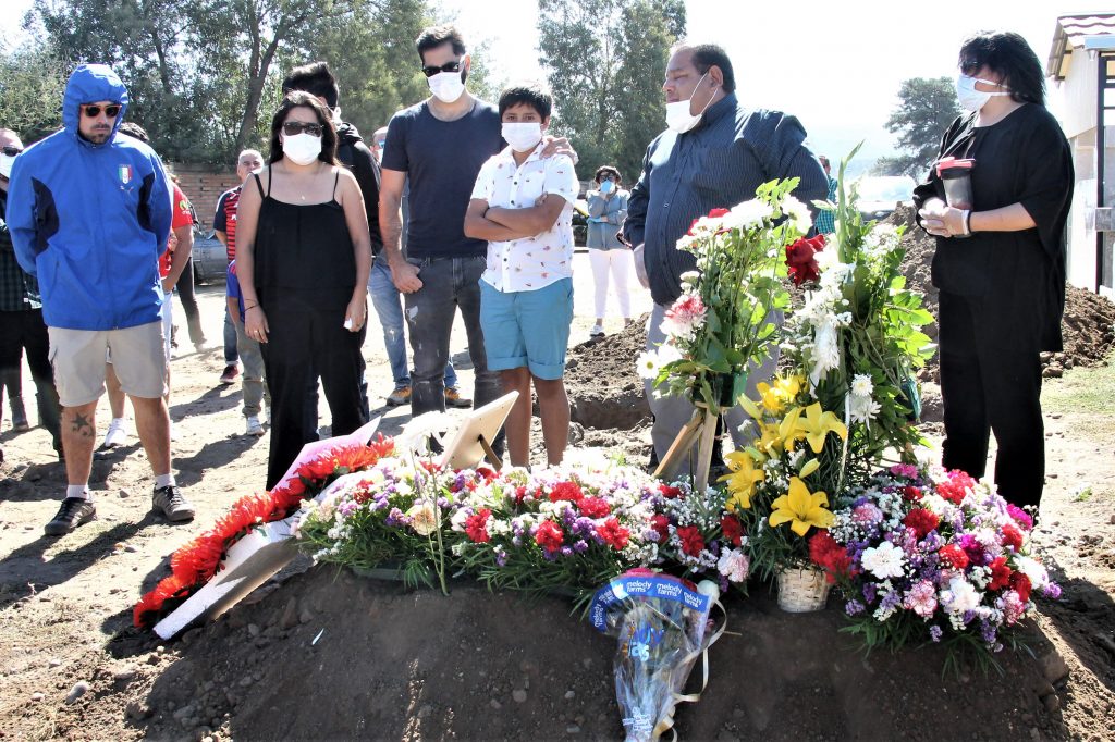 Revelan certificado de defunción de la madre de Johnny Herrera