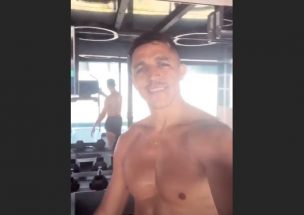 Con sus perros y al ritmo de Romeo Santos: Así entrena Alexis Sánchez en su cuarentena