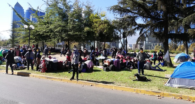 Capellán del Hogar de Cristo pide agilizar trámite para trasladar a bolivianos varados en Chile: “Hay personas que están pasando frío y hambre”