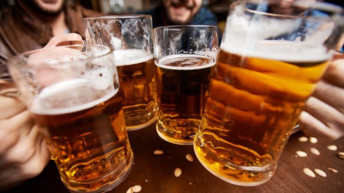 Presidente de Ecuador ordena bajar el precio de la cerveza por el Mundial 2026