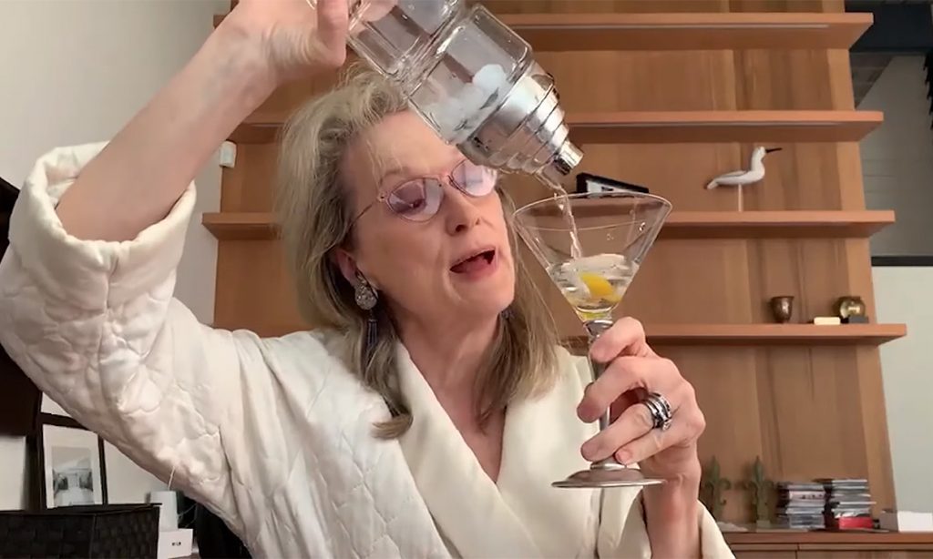 ¡Ídola! Meryl Streep realizó “pijamada online” en bata y con copa en la mano