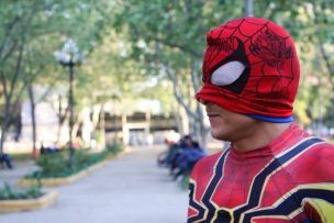 ¡Fiel a su estilo! Sensual Spiderman sorprendió a santiaguinos con performance para incentivar el uso de mascarillas