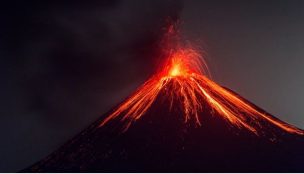 Increíbles imágenes del volcán Kratatoa: Entró en erupción con columnas de humo de más de 500 metros de altura