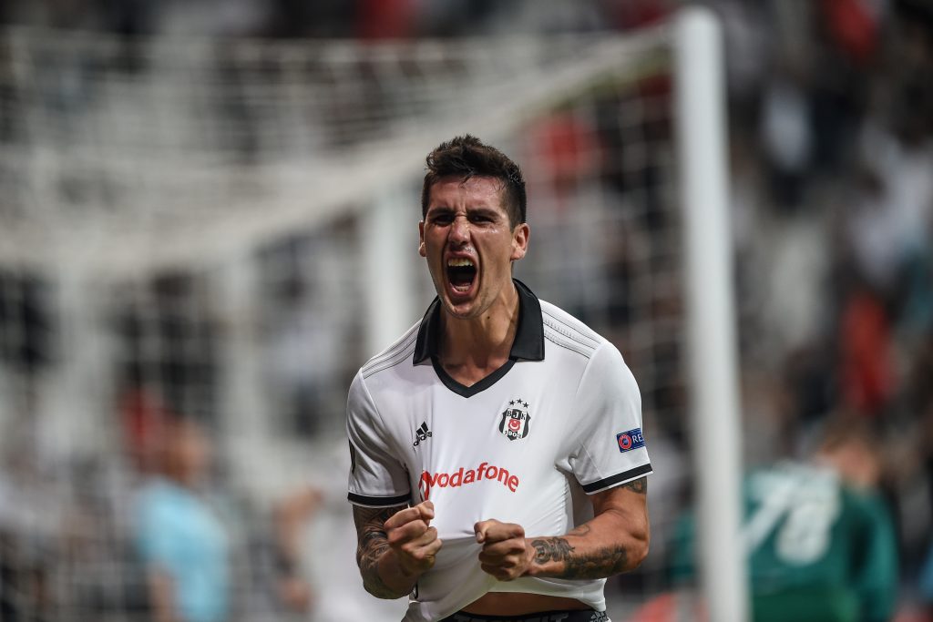 Enzo Roco dejó Besiktas y será compañero de otro chileno en Turquía