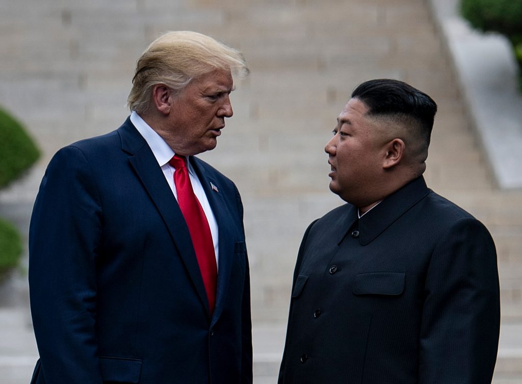 Trump se dice “contento” de que Kim Jong Un esté “de regreso y bien”