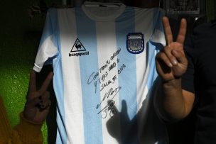 Maradona dona camiseta para barrio vulnerable en Argentina en cuarentena