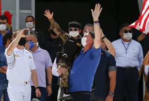 Bolsonaro vuelve a arengar acto cuando Brasil supera los 16.000 muertos por COVID-19