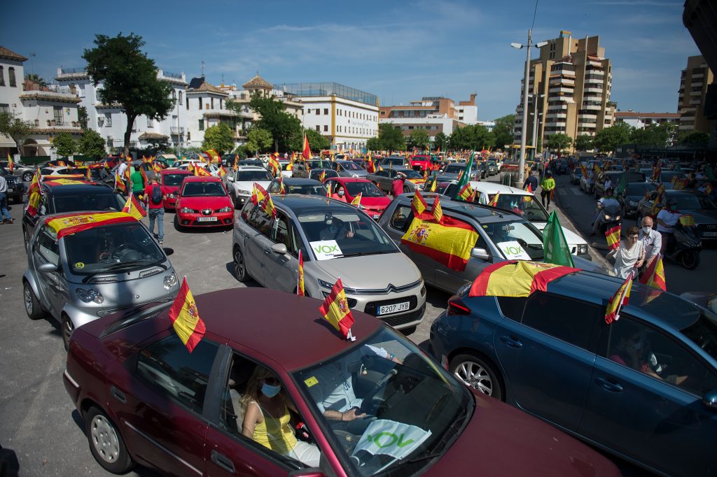 Miles de españoles protestan en vehículos contra el gobierno por su gestión de la pandemia