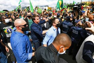 Bolsonaro participó en mitin cuando aumentan contagios de covid-19 en Brasil