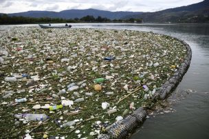 Toneladas de basura inundan lago que intentan rescatar en Guatemala