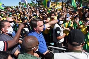 Bolsonaro sin mascarilla vuelve a arengar simpatizantes y causa aglomeración en Brasilia