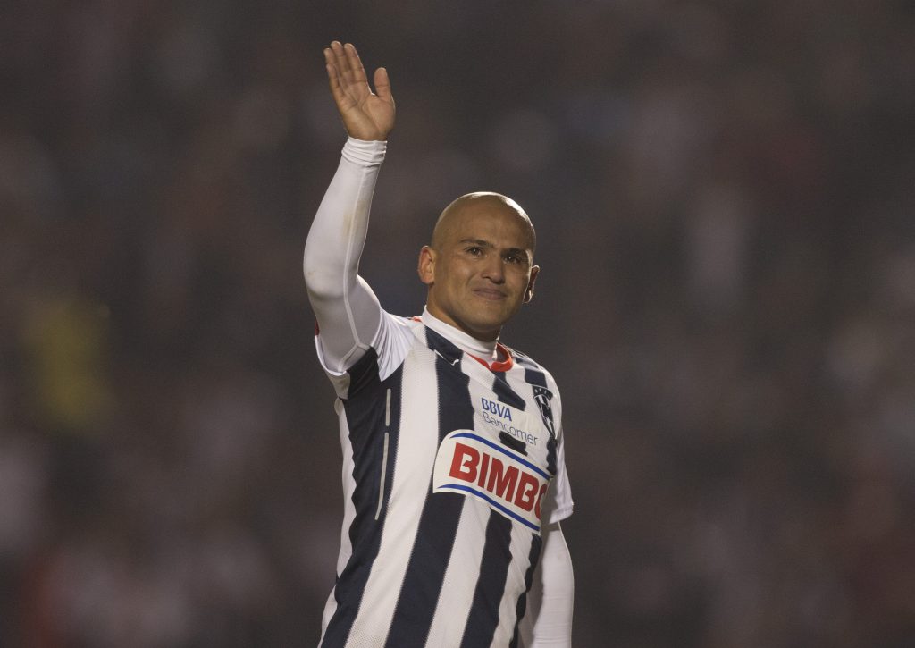 “Chupete” Suazo le dio el mejor regalo de cumpleaños a un eufórico hincha del Monterrey