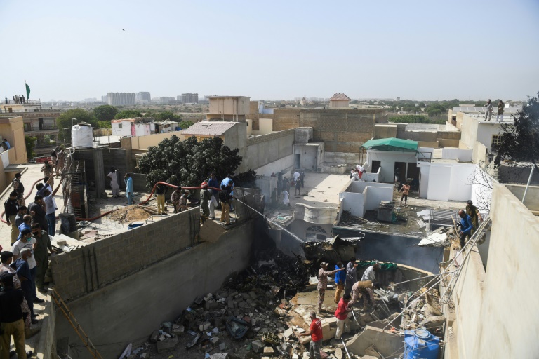 Avión de pasajeros se estrelló en barrio residencial de Pakistán: iban más de 100 personas a bordo