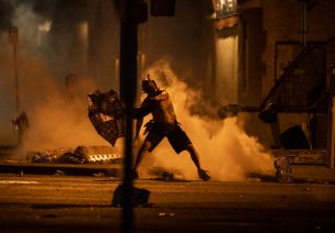 FOTOS | Nueva jornada de manifestaciones en Minneapolis dejó dos supermercados quemados y enfrentamientos con la policía