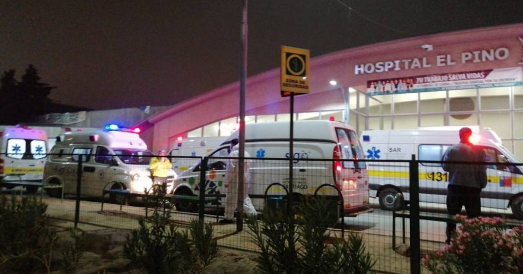 Ambulancias protestan contra largas esperas haciendo sonar sus sirenas en Hospital el Pino