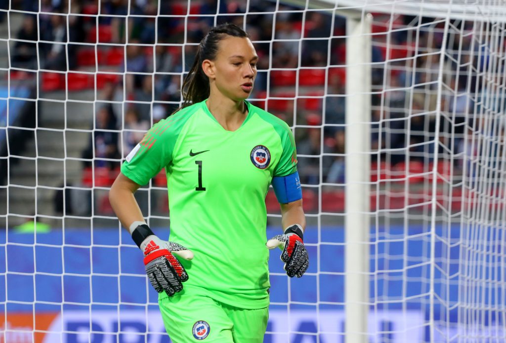 Ex arquera del PSG critica a Tiane Endler: “Ganó la titularidad por ser popular”