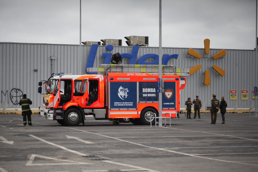 Funcionario de la PDI terminó con heridas de perdigones en intento de saqueo en supermercado de Melipilla
