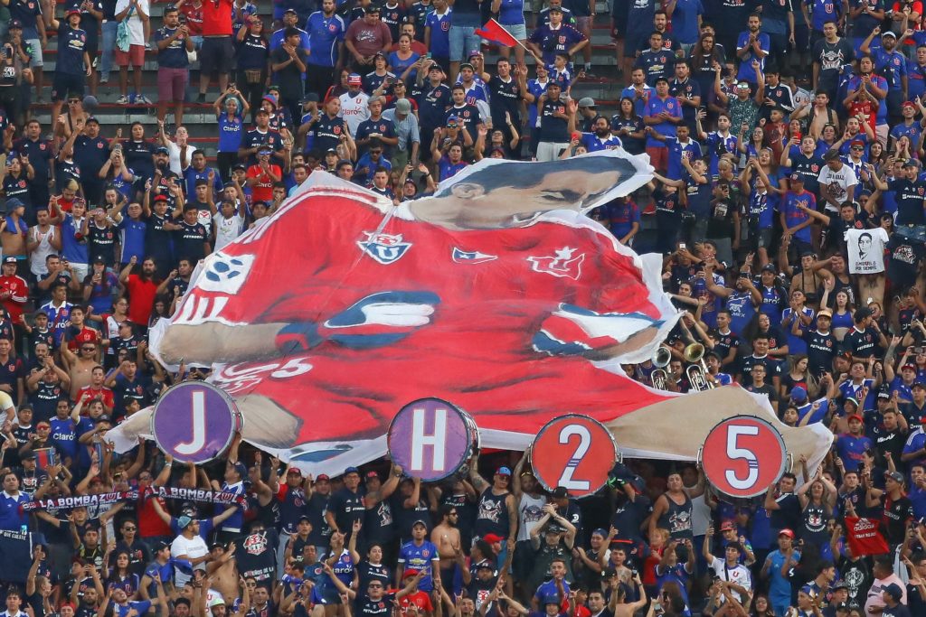 La U, Colo Colo y Unión Española esperan tener a sus “hinchas de cartón” en una eventual vuelta al fútbol