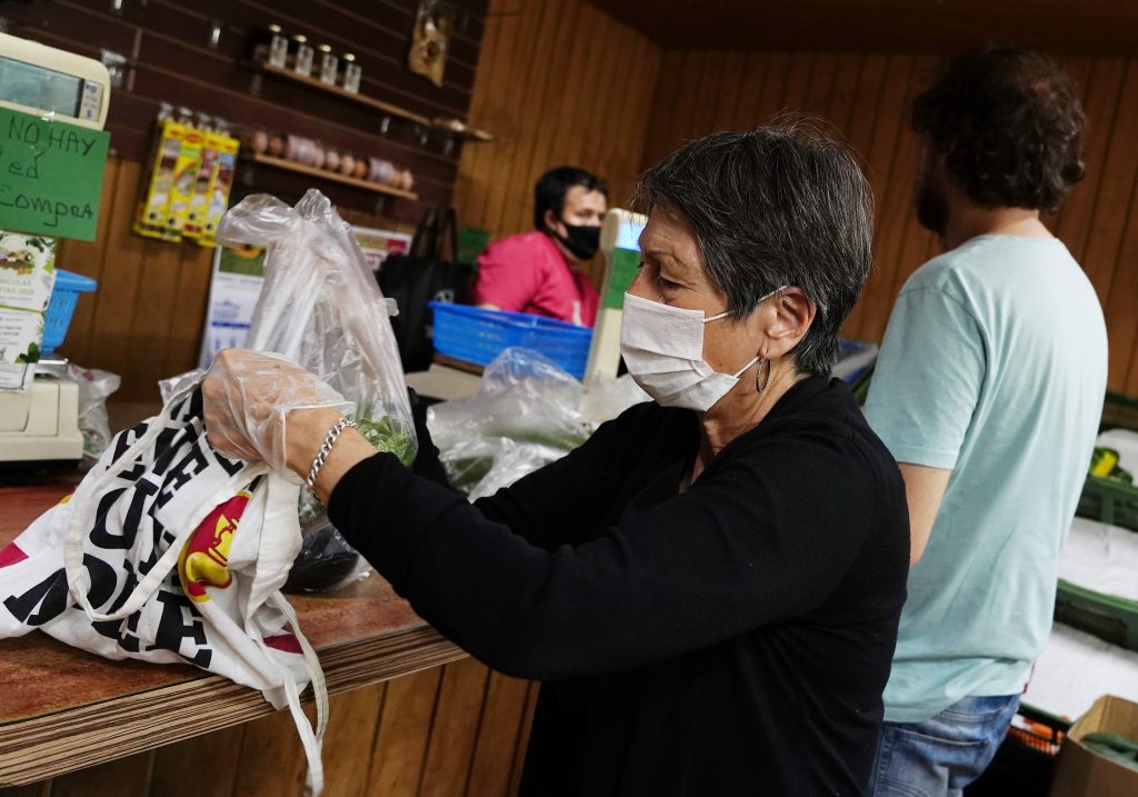 Iniciativa entregará “vales” a familias vulnerables para que compren en almacenes de Santiago
