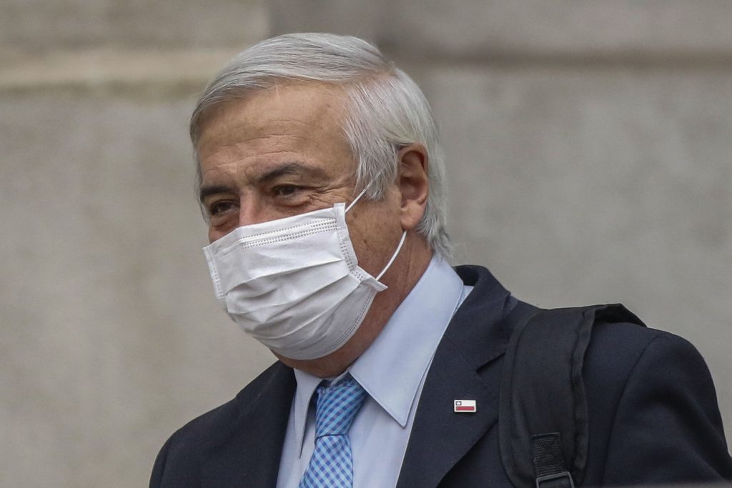 Mañalich: “Es importante observar el número de pacientes conectados a ventilación mecánica y de fallecidos, que están estables”
