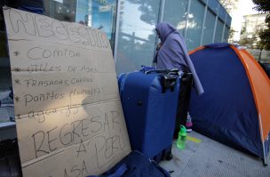 Ciudadanos bolivianos y peruanos pernoctaron afuera de sus consulados