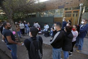 Venezolanos pasaron su segunda noche afuera del consulado a la espera de respuestas