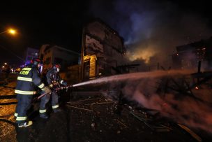 Gigantesco incendio en Valparaíso consume dos casonas este domingo