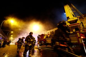 Incendio afecta a locales comerciales en Valparaíso