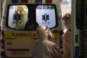 Hospital San José: Pacientes esperan en ambulancias para ser atendidos