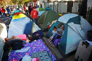 Chile pide a Venezuela que se haga cargo de venezolanos que acampan fuera de su embajada