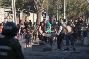 Cacerolazos y enfrentamientos con Carabineros marcaron manifestaciones durante la madrugada en Santiago