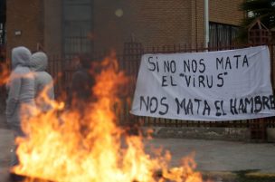 Vecinos de La Pintana protestan por falta de alimentos y atención a pacientes