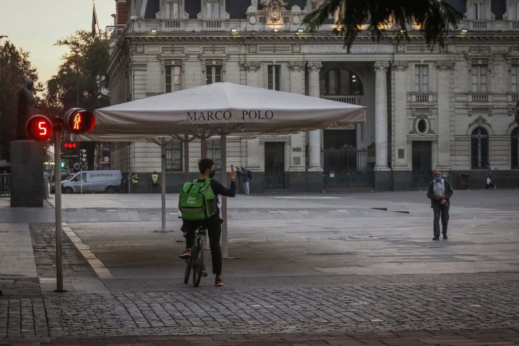 Siguen sin entender: hombre con Covid-19 que transitaba por la Plaza de Armas fue detenido