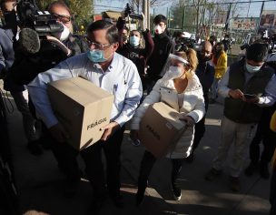 Intendente y alcaldesa Cathy Barriga entregaron cajas con alimentos en Maipú