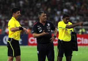 Claudio Borghi armó su “11” de la “Roja” con jugadores del medio local