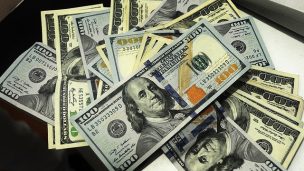 El dólar operó a la baja por segundo día seguido y cerró la semana en $806