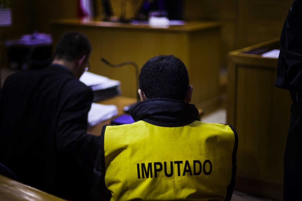 Arrestan a hincha que encendió fuegos artificiales y violó toque de queda