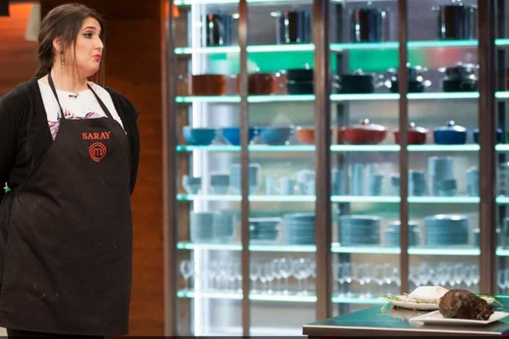 Concursante de “Masterchef” fue eliminada de forma inmediata tras presentar una perdiz sin cocinar y con plumas