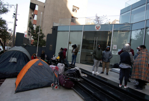 Arzobispado de Santiago acoge a 120 migrantes peruanos apostados en consulado