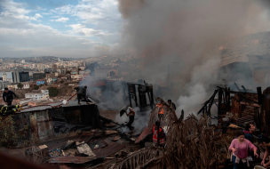 Logran contener incendio en cerro Santo Domingo y reportan 8 casas destruidas