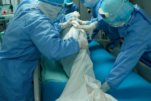 ¿Por qué acostar boca abajo a los contagiados de coronavirus?