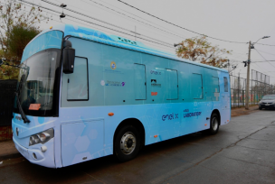 Bus eléctrico es usado como laboratorio móvil para tomar exámenes PCR