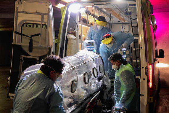 Regresa a Santiago paciente que tenía Covid-19 trasladado al Biobío tras ser dado de alta