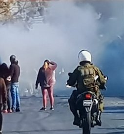 Vecinos de El Bosque protestan y se enfrentan con Carabineros por falta de alimentos y ayuda del Gobierno