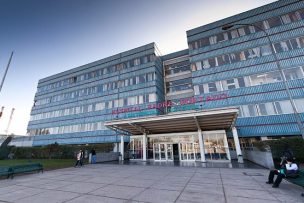 Familia que acusó discriminación del Hospital Padre Hurtado contra mujer con Síndrome de Down y Covid-19 logró conseguir una cama UCI