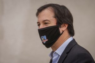 Ministro de Economía sorprendió con mascarilla de Colo-Colo en su llegada a La Moneda