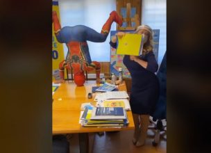 Sensual Spiderman pide disculpas por controversial video junto a alcaldesa Cathy Barriga